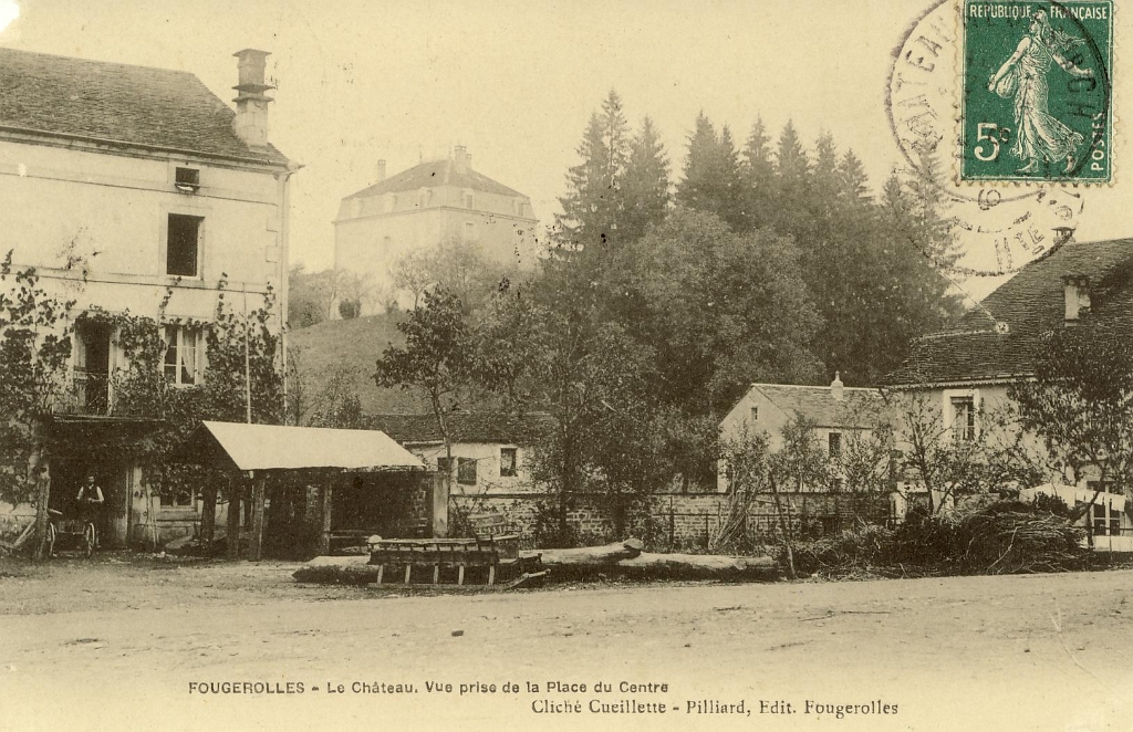 Fougerolles - Le Château. Vue prise de la Place du Centre.JPG